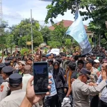 Massa Aksi yang menamakan diri Aliansi Perluli Pariwsiata Lombok Timur melakukan aksi di depan kantor Bupati Lotim
