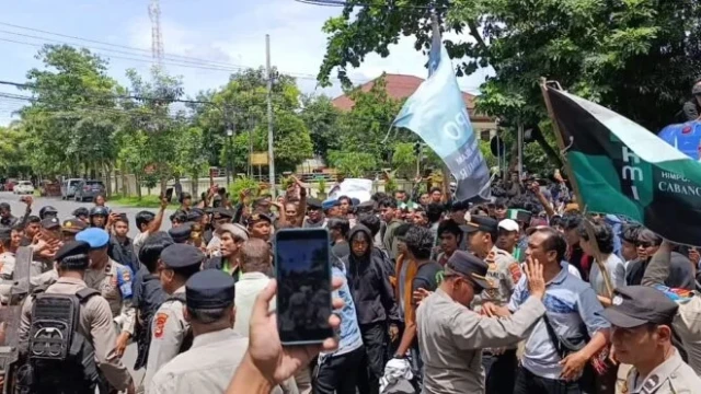Massa Aksi yang menamakan diri Aliansi Perluli Pariwsiata Lombok Timur melakukan aksi di depan kantor Bupati Lotim