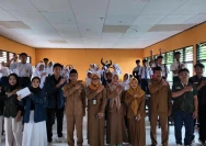 Kegiatan sosialisasi edukasi pergaulan sehat dan digitalisasi pembelajaran oleh mahasiswa KKN Desa Bonjeruk Periode 2025–2026 di SMP Negeri 1 Jonggat.