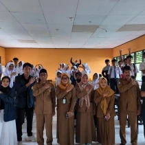 Kegiatan sosialisasi edukasi pergaulan sehat dan digitalisasi pembelajaran oleh mahasiswa KKN Desa Bonjeruk Periode 2025–2026 di SMP Negeri 1 Jonggat.