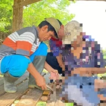 Nampak salah satu masyarakat yang terpaksa dipasung oleh keluarganya. (Dok. Suarantb)