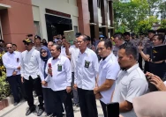 Ketua Pengadilan Agama Kelas II B Lombok Tengah Muh Safrani Hidayatullah beserta jajaran hingga hakim ambil sumpah di bawah kitab suci Alquran dihadapan massa aksi, Senin (2/2).