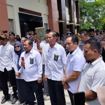 Ketua Pengadilan Agama Kelas II B Lombok Tengah Muh Safrani Hidayatullah beserta jajaran hingga hakim ambil sumpah di bawah kitab suci Alquran dihadapan massa aksi, Senin (2/2).