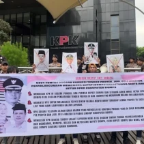 Aliansi Gerakan Rakyat Anti Korupsi (GERAK) saat aksi didepan Gedung Merah Putih KPK