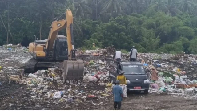 Suasana TPA Ijobalit, Kabupaten Lombok Timur. Melihat perkembangan jumlah sampah yang terus bertambah setiap harinya, dikhawatirkan TPA Ijobalit akan cepat mengalami overload