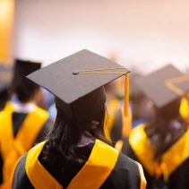 Ilustrasi Wisuda Lulusan S2 Perguruan Tinggi (Dok. Canva Elemen)