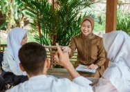 Ilustrasi seorang guru sedang mengajar di sekolah Garuda (Dok. Canva Elemen)