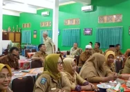 Sejumlah kepala sekolah sedang mengikuti rapat di dalam kelas (Dok. Suarantb.com)
