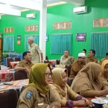 Sejumlah kepala sekolah sedang mengikuti rapat di dalam kelas (Dok. Suarantb.com)