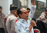 Direktur LSM Garuda berorasi saat melakukan aksi demonstrasi