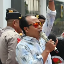 Direktur LSM Garuda berorasi saat melakukan aksi demonstrasi
