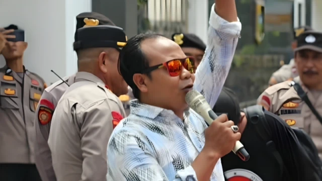Direktur LSM Garuda berorasi saat melakukan aksi demonstrasi