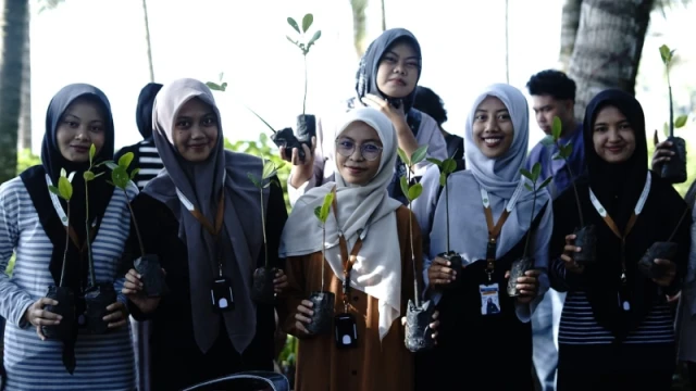 Korleko Melawan dan XR Lombok Tanam Mangrove di Pantai Bangsal