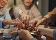 Ilustrasi berbuka puasa Ramadhan dengan kurma.