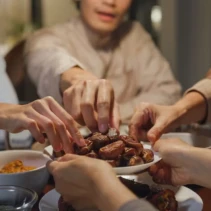 Ilustrasi berbuka puasa Ramadhan dengan kurma.