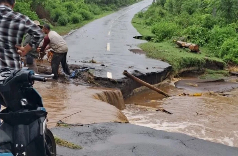 Akses Jalan Rusak Akibat Banjir yang melanda Bima dan Sumbawa
