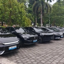 Mobil listrik yang disewa Pemprov NTB diparkir di halaman Dishub NTB (Dok. Suarantb)