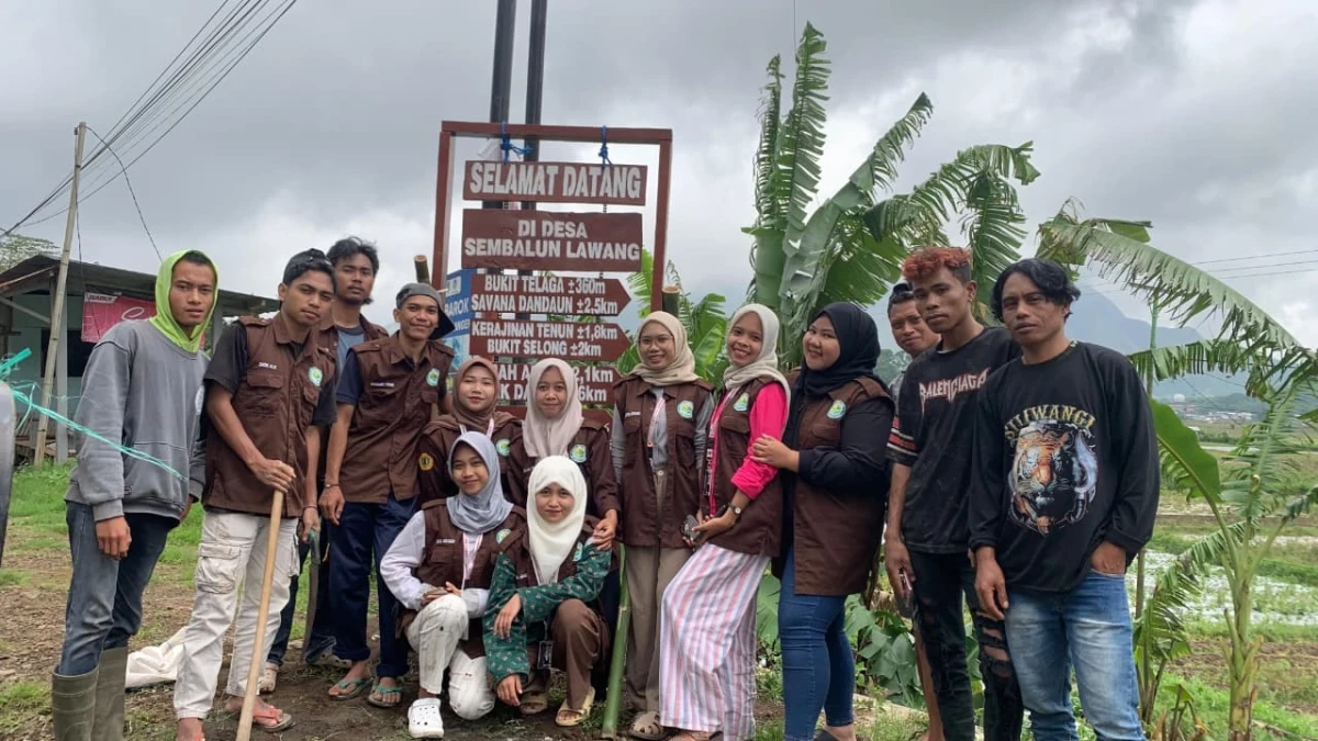 Mahasiswa KKN PMD Unram bersama masyarakat memasang plang perbatasan desa