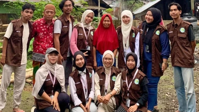 Mahasiswa KKN PMD Unram Desa Sembalun Lawang foto bersama usai pengenalan produk KABURI