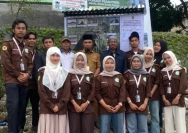 Mahasiswa KKN PMD Unram bersama Pemerintah Desa Sembalun Lawang usai peresmian peta sebaran wisata desa