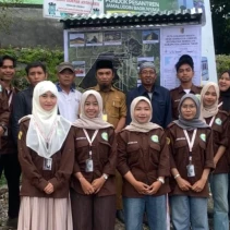Mahasiswa KKN PMD Unram bersama Pemerintah Desa Sembalun Lawang usai peresmian peta sebaran wisata desa