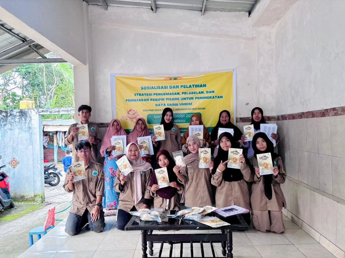 Mahasiswa KKN PMD Pakuan 2 Latih Strategi Packaging, Labeling, dan Marketing Keripik Pisang