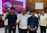 Lalu Muh. Isnaini (CO Kaderisasi) dan Muhammad Bahrudin Jufri (Ketum IKPM Lotim) berfoto bersama Ketua FPK Kota Malang pada acara Workshop di Universitas Brawijaya, 10/2.