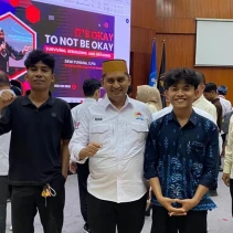 Lalu Muh. Isnaini (CO Kaderisasi) dan Muhammad Bahrudin Jufri (Ketum IKPM Lotim) berfoto bersama Ketua FPK Kota Malang pada acara Workshop di Universitas Brawijaya, 10/2.
