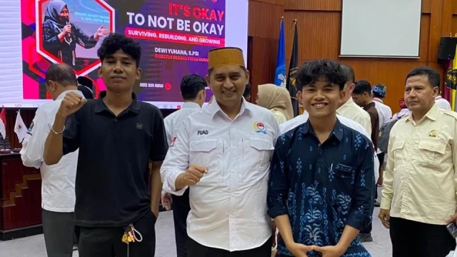 Lalu Muh. Isnaini (CO Kaderisasi) dan Muhammad Bahrudin Jufri (Ketum IKPM Lotim) berfoto bersama Ketua FPK Kota Malang pada acara Workshop di Universitas Brawijaya, 10/2.