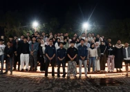 Mahasiswa Lombok berfoto bersama di Alun-Alun Kota Malang