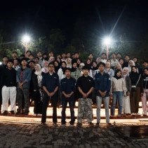 Mahasiswa Lombok berfoto bersama di Alun-Alun Kota Malang