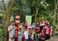 Mahasiswa KSM UNISMA Kelompok 50 berfoto bersama warga Desa Pajangan, Kecamatan Kopang