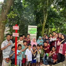 Mahasiswa KSM UNISMA Kelompok 50 berfoto bersama warga Desa Pajangan, Kecamatan Kopang