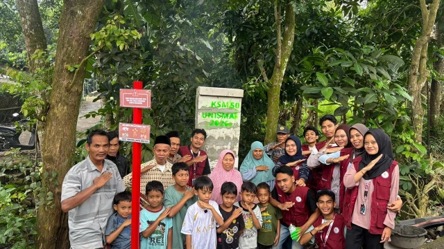Mahasiswa KSM UNISMA Kelompok 50 berfoto bersama warga Desa Pajangan, Kecamatan Kopang