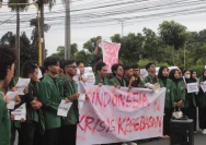 Badan Eksekutif Mahasiswa (BEM) Universitas Hamzanwadi menggelar aksi simbolik melalui kegiatan mimbar bebas di Simpang Empat Kota Selong