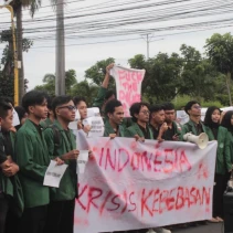 Badan Eksekutif Mahasiswa (BEM) Universitas Hamzanwadi menggelar aksi simbolik melalui kegiatan mimbar bebas di Simpang Empat Kota Selong