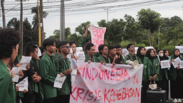 Badan Eksekutif Mahasiswa (BEM) Universitas Hamzanwadi menggelar aksi simbolik melalui kegiatan mimbar bebas di Simpang Empat Kota Selong