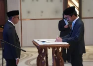 Mendiktisaintek RI, Prof. Brian Yuliarto (kiri), saat melantik Prof. Sukardi (kanan) sebagai Rektor Universitas Mataram (Unram) periode 2026–2030.