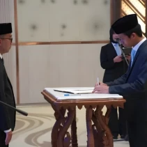 Mendiktisaintek RI, Prof. Brian Yuliarto (kiri), saat melantik Prof. Sukardi (kanan) sebagai Rektor Universitas Mataram (Unram) periode 2026–2030.