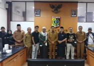 Direktur LSM Garuda Indonesia M. Zaini serta Ust. Ahmad Asdaruddin usai berdialog dengan Pemda Lombok Timur