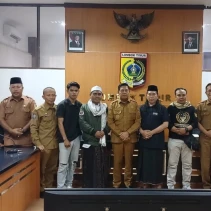 Direktur LSM Garuda Indonesia M. Zaini serta Ust. Ahmad Asdaruddin usai berdialog dengan Pemda Lombok Timur