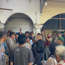 Pedagang hadang eksekusi aparat gabungan di Taman Narmada