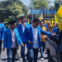 PC PMII Kota Mataram menggelar aksi penyampaian aspirasi di Kantor Dinas Tenaga Kerja dan Transmigrasi (Disnakertrans) Provinsi Nusa Tenggara Barat