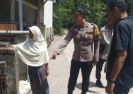 Polisi saat melakukan penyidikan di lokasi perkara