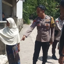 Polisi saat melakukan penyidikan di lokasi perkara