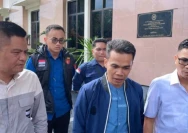 Saat tiga terdakwa memberikan keterangan di hadapan awak media usai mengikuti sidang putusan sela, di PN Tipikor Mataram.