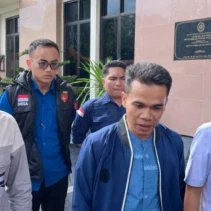 Saat tiga terdakwa memberikan keterangan di hadapan awak media usai mengikuti sidang putusan sela, di PN Tipikor Mataram.