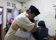 Presiden RI ke-8, Prabowo Subianto saat mengunjungi rumah warga