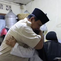 Presiden RI ke-8, Prabowo Subianto saat mengunjungi rumah warga