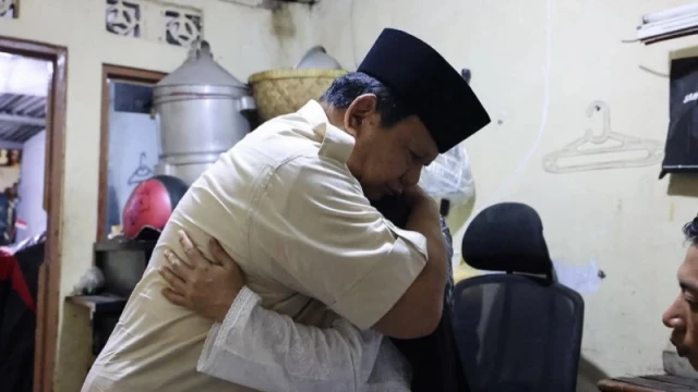 Presiden RI ke-8, Prabowo Subianto saat mengunjungi rumah warga